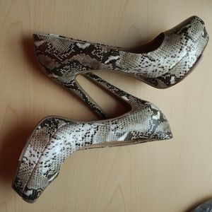 Snake print pumps | size 10